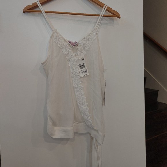 BRAND NEW Junior's White Lace-Trimmed Summer Top - Picture 4 of 6